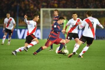 Messi controla el balón ante varios jugadores del River.