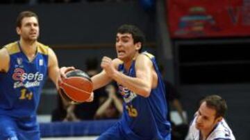 <b>UNA 'JOYITA'. </b>Jaime Fernández le roba a Llompart un balón.