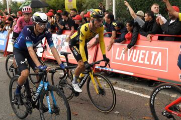 Primoz Roglic pasa la línea de meta.