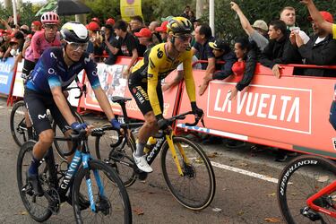 Primoz Roglic pasa la línea de meta.
