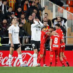 Aprobados y suspensos del Valencia: Cenk arruina el partidazo de Kluivert