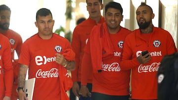 Futbol, salida al entrenamiento de la seleccion chilena en Moscu
 Los jugadores de la seleccion chilena son fotografiados a su salida al entrenamiento vespertino en el estadio Iantar del club de futbol Strogino en Moscu, Rusia.
 07/06/2017
 Andres Pina/Photosport
 ********
 
 Football, Eugenio Mena&#039;s press conference
 Chile&#039;s players are pictured as they go to the evening training session at the Iantar stadium in Moscow, Russia.
 07/06/2017
 Andres Pina/Photosport 