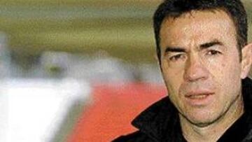 <b>DEL CÉSPED AL DESPACHO.</B> Abel Resino ha cambiado los papeles y su trabajo se centra en los despachos.