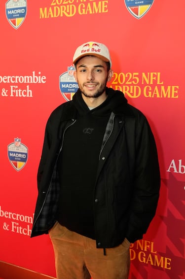Alberto Ginés posa en la alfombra roja previa al partido.