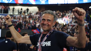 Soccer Football - Champions League - Paris St Germain Victory Parade - Parc des Princes, Paris, France - June 1, 2025 Paris St Germain coach Luis Enrique during the victory celebration REUTERS/Christian Hartmann