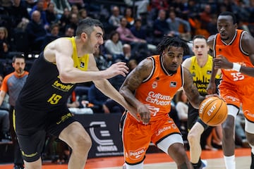 VALENCIA, 13/12/2024.- El jugador de Valencia Basket Chris Jones (d) ante el jugador de La Laguna Tenerife Giorgi Shermadini (i) durante el partido de baloncesto correspondiente a la J6 aplazado en su da por la DANA, disputado hoy viernes en el pabelln de la Fuente de San Luis de Valencia, entre Valencia Basket y La Laguna Tenerife. EFE/ Miguel ?ngel Polo
