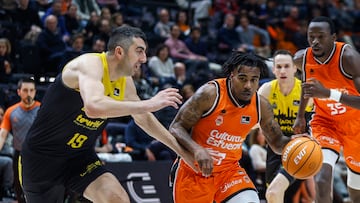 VALENCIA, 13/12/2024.- El jugador de Valencia Basket Chris Jones (d) ante el jugador de La Laguna Tenerife Giorgi Shermadini (i) durante el partido de baloncesto correspondiente a la J6 aplazado en su día por la DANA, disputado hoy viernes en el pabellón de la Fuente de San Luis de Valencia, entre Valencia Basket y La Laguna Tenerife. EFE/ Miguel Ángel Polo