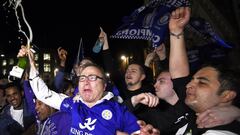 Seguidores del Leicester City celebran el primer t&iacute;tulo del equipo en su historia.