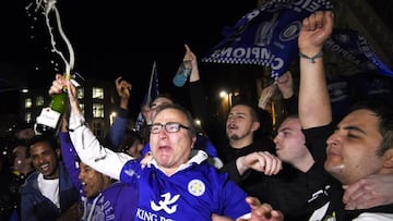 Seguidores del Leicester City celebran el primer título del equipo en su historia.