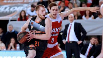 GRAF1444. Manresa, 03/02/2019.- El escolta estadounidense de Valencia Basket, Matt Thomas (i), con el balón ante la defensa escolta del Baxi Manresa, Guillem Jou, durante el encuentro disputado en el Pabellón Nou Congost de Manresa. EFE/Susanna Sáez.