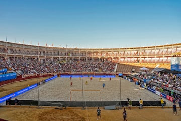 Cualquier recinto puede ser bueno para albergar un torneo de fútbol playa, aunque ninguno tan pintoresco como la plaza de toros de El Puerto de Santa María (Cádiz). Allí se celebra la Beach Soccer Euro League 2025, que ayer enfrentó a España y Ucrania. Tras ganar por 5-3, el conjunto español lleva pleno de victorias (3) en la primera fase de la competición.