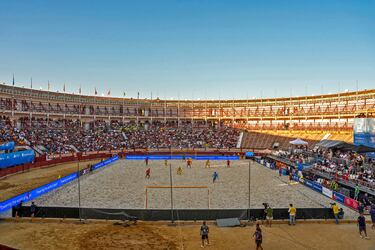 Cualquier recinto puede ser bueno para albergar un torneo de fútbol playa, aunque ninguno tan pintoresco como la plaza de toros de El Puerto de Santa María (Cádiz). Allí se celebra la Beach Soccer Euro League 2025, que ayer enfrentó a España y Ucrania. Tras ganar por 5-3, el conjunto español lleva pleno de victorias (3) en la primera fase de la competición. 
