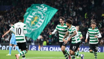 Lisbon (Portugal), 26/11/2025.- Sporting player Francisco Trincao (C) celebrates with his teammates after scoring a goal against Club Brugge during the UEFA Champions League league phase soccer match between Sporting CP and Club Brugge in Lisbon, Portugal, 26 November 2025. (Liga de Campeones, Lisboa) EFE/EPA/JOSE SENA GOULAO