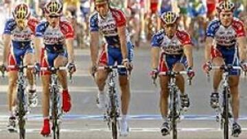 Los compañeros de Andrei Kivilev cruzan la meta de Pont-du-Gard por delante del pelotón.