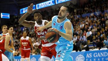 GRAF6008. LUGO, 26/01/2019.- El jugador del Breogán Salva Arco (d) juega la pelota ante Cady Lalanne, del Manresa, durante el partido de la Liga ACB de baloncesto disputado este sábado en el Pazo de los Deportes de Lugo. EFE/Eliseo Trigo