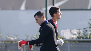 Iñaki Peña y Wojciech Szczesny durante un entrenamiento ciudad deportiva Joan Gamper.