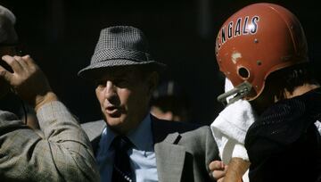 Head coach de Browns (1946-1962) y Bengals (1968-1975). Récord de 159-80-5, 9-8 en postemporada.