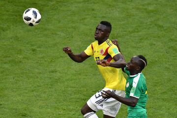 Dávínson Sánchez le gana el balón a Sadio Mane de Senegal, durante el partido Senegal-Colombia, del Grupo H del Mundial de Fútbol de Rusia 2018, en el Samara Arena de Samara, Rusia, hoy 28 de junio de 2018