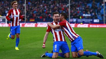 MADRID, SPAIN - DECEMBER 17: Saul Niguez (2ndR) of Atletico de Madrid celebrates scoring their opening goal with teammates Lucas Hernandez (R) and Antoine Griezmann (L)  during the La Liga match between Club Atletico de Madrid and UD Las Palmas at Vicente Calderon Stadium on December 17, 2016 in Madrid, Spain. (Photo by Gonzalo Arroyo Moreno/Getty Images)