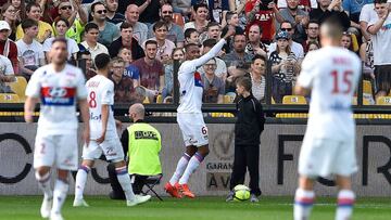 Lyon's Brazilian defender Marcelo (C) celebrates after scoring a goal during the French L1 football match between Metz (FCM) and Lyon (OL) on April 8, 2018 at Saint Symphorien stadium in Longeville-Les-Metz, eastern France. / AFP PHOTO / JEAN-CHRIST