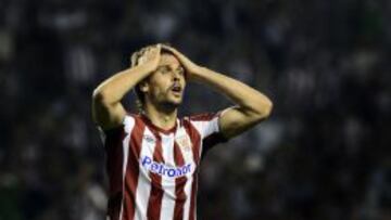 Fernando Llorente reacciona tras una ocasi&oacute;n fallada en el encuentro de Europa League frente al Hapoel Kiryat Shmona celebrado en San Mam&eacute;s.
