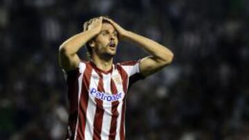 Fernando Llorente reacciona tras una ocasi&oacute;n fallada en el encuentro de Europa League frente al Hapoel Kiryat Shmona celebrado en San Mam&eacute;s.