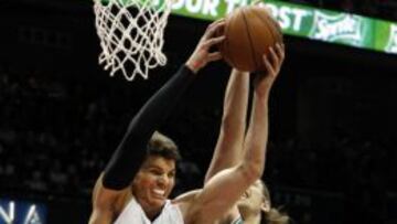 Kyle Korver (26)intenta hacer con un balón ante Kelly Olynyk (41).