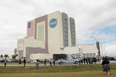 Una furgoneta Artemis II que transporta a los astronautas de la NASA Reid Wiseman, Victor Glover y Christina Koch, junto con el astronauta de la CSA (Agencia Espacial Canadiense) Jeremy Hansen, pasa frente al edificio de ensamblaje de vehículos, antes de la misión de sobrevuelo lunar Artemis II de la NASA, en el Centro Espacial Kennedy en Cabo Cañaveral.