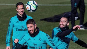 GRAF9652. MADRID, 26/02/2018.- Los jugadores del Real Madrid, Sergio Ramos (c), Dani Carvajal (d), y Lucas Vázquez, durante el entrenamiento que ha realizado el Real Madrid esta mañana en la Ciudad del Fútbol de Valdebebas para prepar
