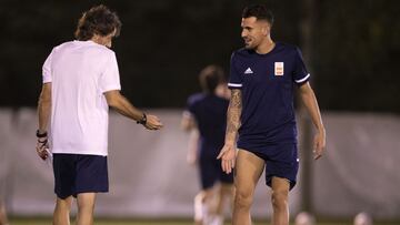 Dani Ceballos entrena con la selección olímpica de fútbol acompañado por los médicos.