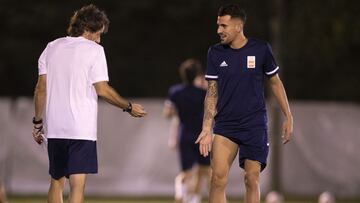 Dani Ceballos entrena con la selecci&oacute;n ol&iacute;mpica de f&uacute;tbol acompa&ntilde;ado por los m&eacute;dicos.
 