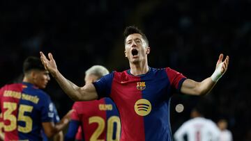 1-0. El delantero polaco celebra el primer tanto que anota de penalti en el minuto 9 de partido.