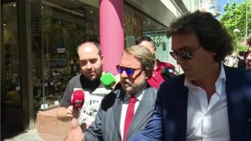 Juanma López y el padre de Morata en el Bernabéu