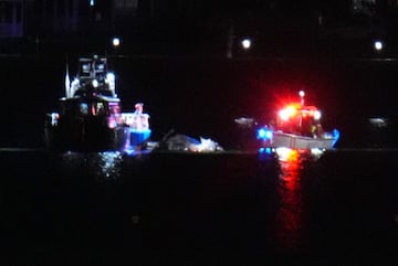 Los barcos trabajan en el ro Potomac cerca del Aeropuerto Nacional Ronald Reagan de Washington.