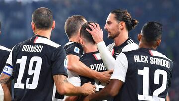 Turin (Italy), 19/10/2019.- Juventus' Miralem Pjanic (C) celebrates with teammates after scoring the 2-1 lead during the Italian Serie A soccer match between Juventus FC and Bologna FC in Turin, Italy, 19 October 2019. (Italia) EFE/EPA/ALESSANDRO DI