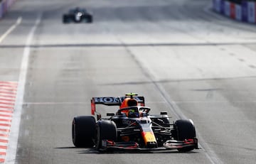 En algún momento, 'Checo' lideró la carrera por la detención en pits de Verstappen.