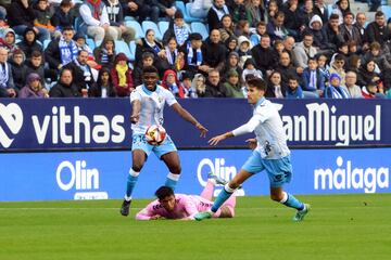 Moussa trata de controlar un balóncon Doue enel suelo y Antoñito.