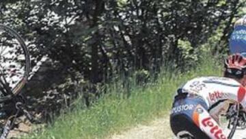 <b>POR LOS AIRES. </b>Frederic Bessy está en el suelo mientras su bicicleta vuela. El francés acabó la etapa.