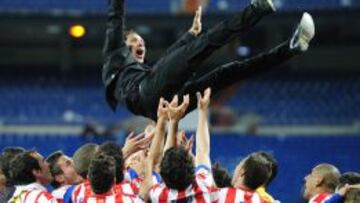 Cholo Simeone, manteado por sus jugadores despu&eacute;s de ganarle al Real Madrid la Copa del Rey 2013 en el Bernab&eacute;u.
 