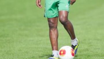 Mamadou Koné en un entrenamiento con el Racing de Santander.