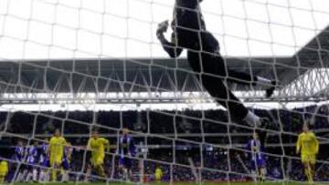 <b>VUELA KAMENI. </b>Senna ha lanzado una falta y el meta camerunés evita el 0-1 en tarde de porteros.