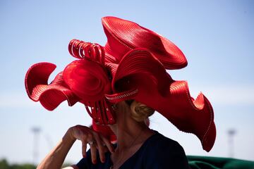 Aficionados a la hípica en el Churchill Downs de Kentucky durante la Kentucky Oaks.