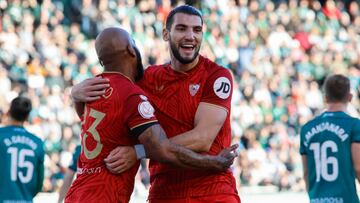 Rafa Mir, con Marcao.