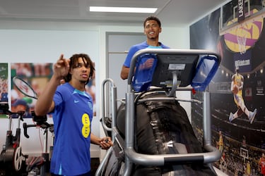 Jude Bellingham y Trent Alexander-Arnold, de Inglaterra, conversan en el gimnasio de St George's Park el 14 de junio de 2023 en Burton upon Trent, Inglaterra.
