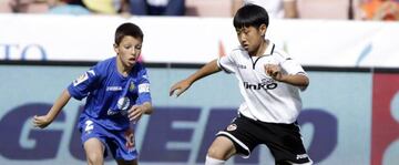 Kangin Lee conduce un balón en el Valencia-Getafe