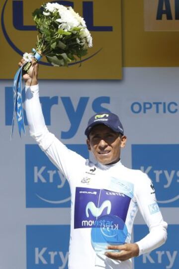 TDF160. Alpe D Huez (France), 25/07/2015.- Movistar team rider Alexander Nairo Quintana of Colombia celebrates on the podium after retaining the best young rider's white jersey following the 20th stage of the 102nd edition of the Tour de France 2015 cycling race over 110.5 km between Modane Valfrejus and Alpe d'Huez, France, 25 July 2015. (Ciclismo, Francia) EFE/EPA/KIM LUDBROOK