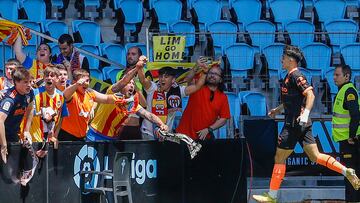 VIGO, 14/05/2023.- El delantero holandés del Valencia Justin Kluivert muestra su alegría tras marcar el 0-1 durante el partido de LaLiga Santander celebrado en el estadio de Balaídos en Vigo este domingo. EFE / Salvador Sas
