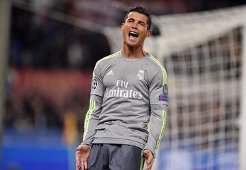 Tras unas campa?as de ausencia, el gris vuelve a aparecer en la campa?a 2015-16. De esa manera se gana en Roma, por ejemplo, en el primer partido de Champions de Zidane en el banquillo madridista. Es un gris claro, llamado Silver Glory y que hac¨ªa referencia a los trofeos conseguidos por el conjunto blanco. Las l¨ªneas eran de color amarillo fl¨²or. El cuello era redondo, como la primera equipaci¨®n.