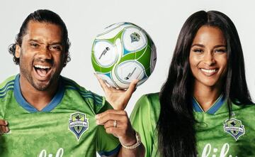 La intérprete incluso posee acciones de Seattle Sounders debido a su gran afición.
