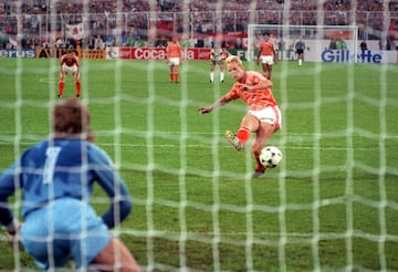Ronald Koeman marca de penalti el 1-1 frente a Alemania en las semifinales de la Eurocopa de 1988.